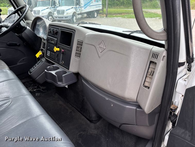 image for item FC5615 2010 International DuraStar 4300 truck cab and chassis
