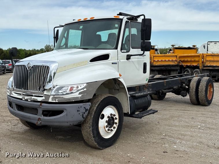 image for item FC5616 2010 International DuraStar 4300 truck cab and chassis