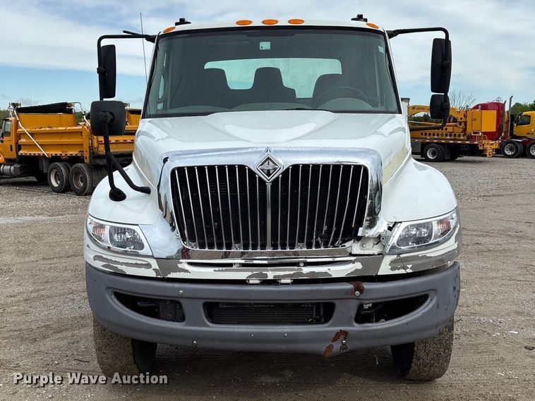 image for item FC5616 2010 International DuraStar 4300 truck cab and chassis