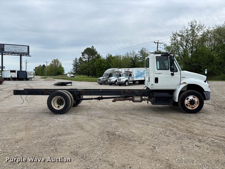 image for item FC5616 2010 International DuraStar 4300 truck cab and chassis