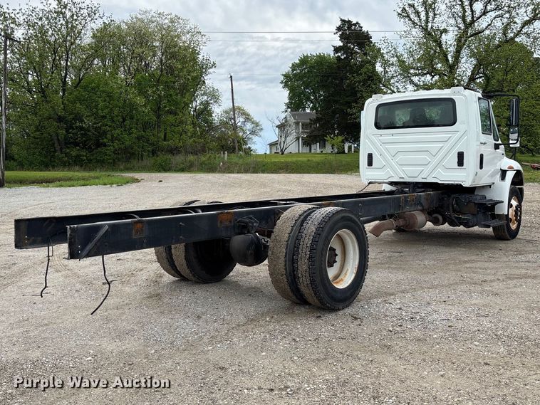 image for item FC5616 2010 International DuraStar 4300 truck cab and chassis