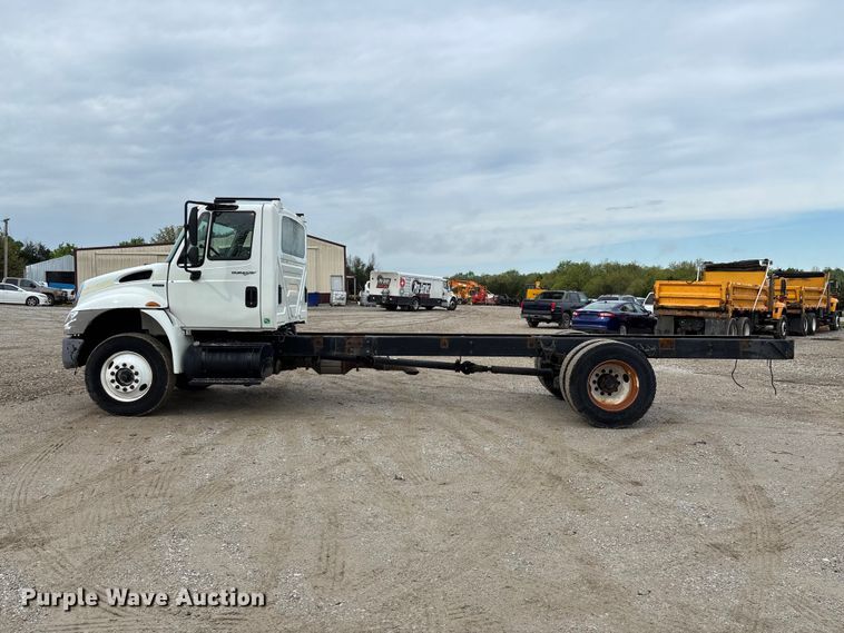 image for item FC5616 2010 International DuraStar 4300 truck cab and chassis