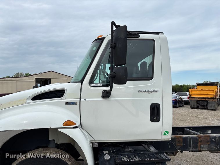 image for item FC5616 2010 International DuraStar 4300 truck cab and chassis