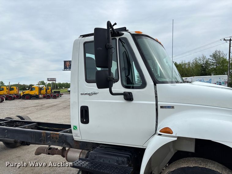 image for item FC5616 2010 International DuraStar 4300 truck cab and chassis