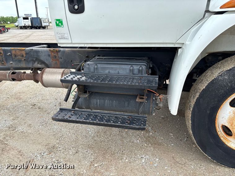 image for item FC5616 2010 International DuraStar 4300 truck cab and chassis