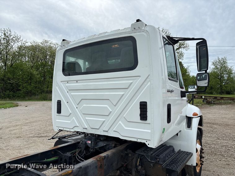image for item FC5616 2010 International DuraStar 4300 truck cab and chassis