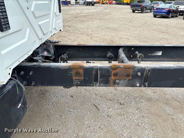 image for item FC5616 2010 International DuraStar 4300 truck cab and chassis