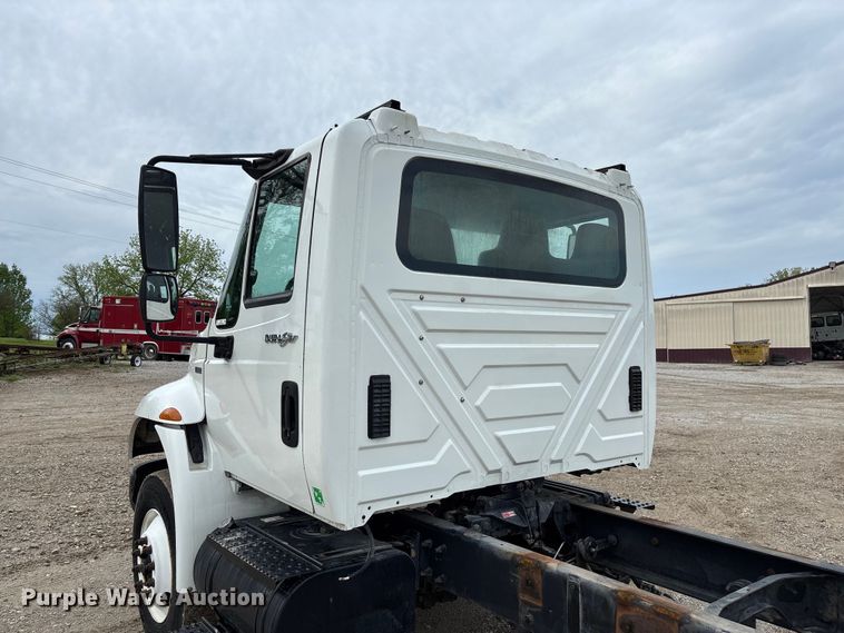 image for item FC5616 2010 International DuraStar 4300 truck cab and chassis