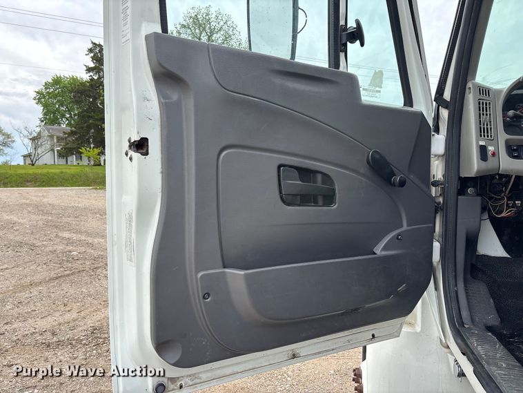 image for item FC5616 2010 International DuraStar 4300 truck cab and chassis