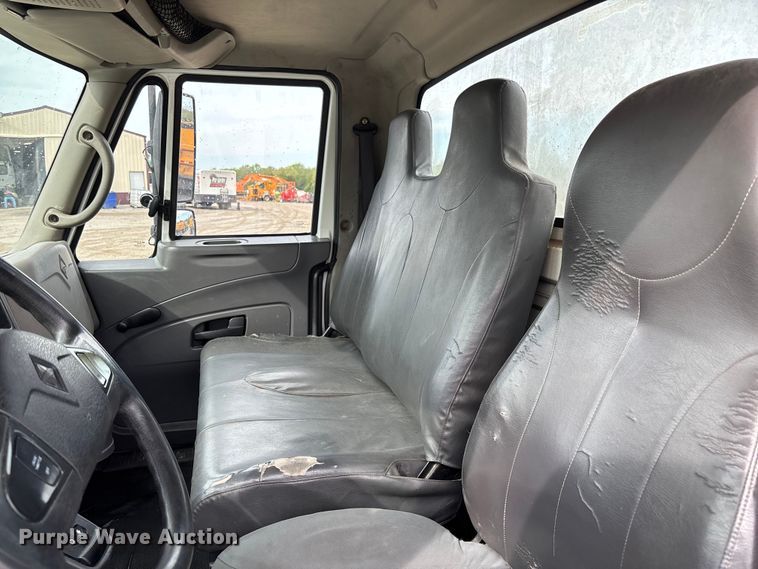 image for item FC5616 2010 International DuraStar 4300 truck cab and chassis