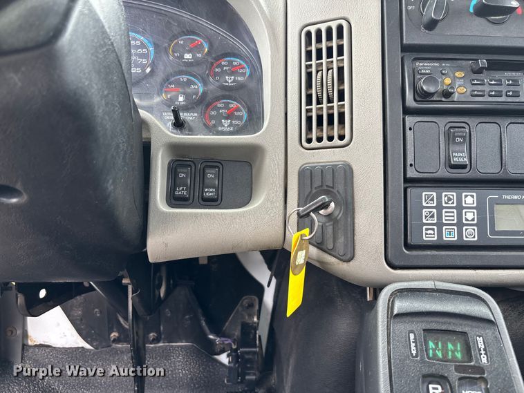 image for item FC5616 2010 International DuraStar 4300 truck cab and chassis