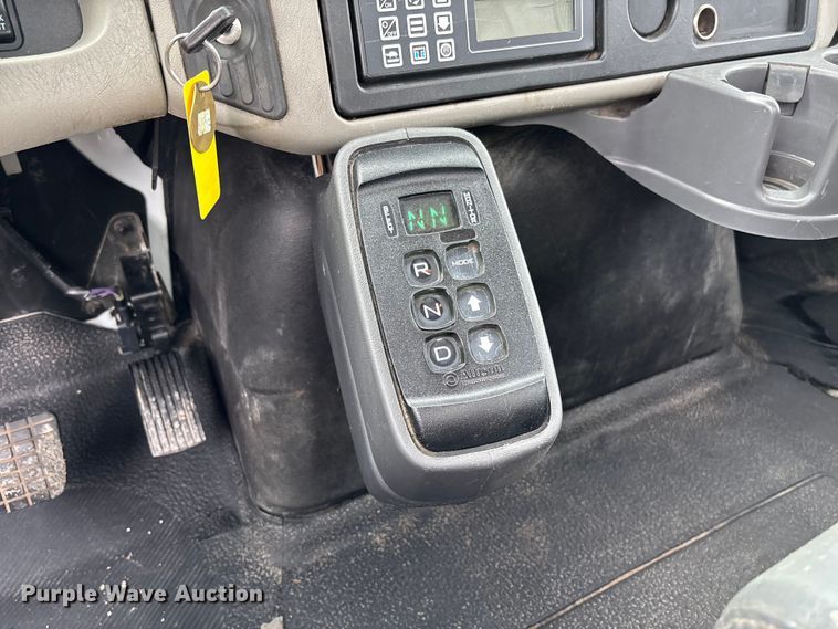 image for item FC5616 2010 International DuraStar 4300 truck cab and chassis