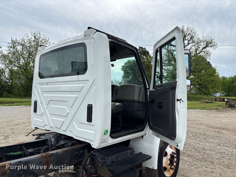 image for item FC5616 2010 International DuraStar 4300 truck cab and chassis