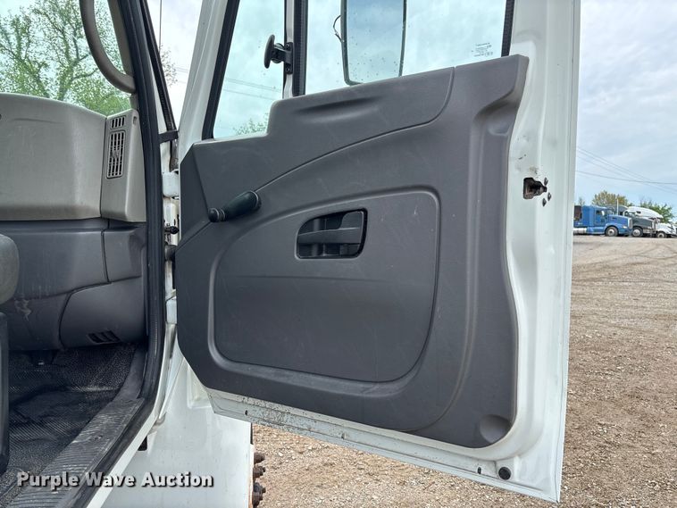 image for item FC5616 2010 International DuraStar 4300 truck cab and chassis