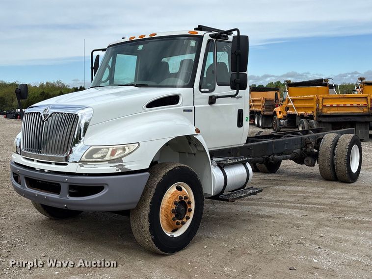 image for item FC5617 2010 International  DuraStar 4300 truck cab and chassis