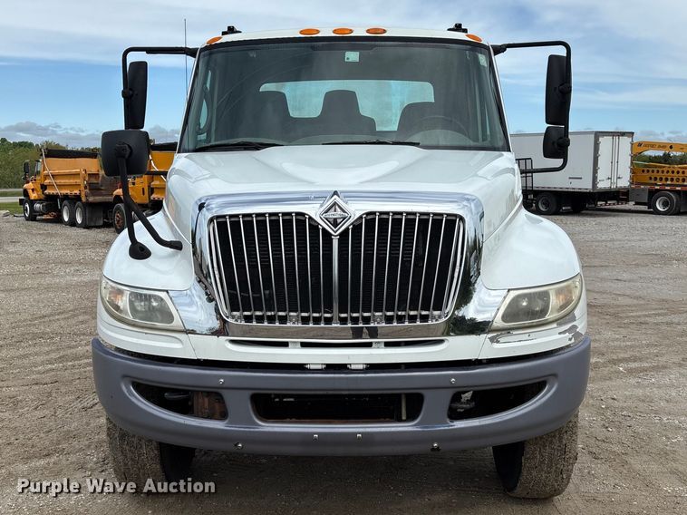 image for item FC5617 2010 International  DuraStar 4300 truck cab and chassis