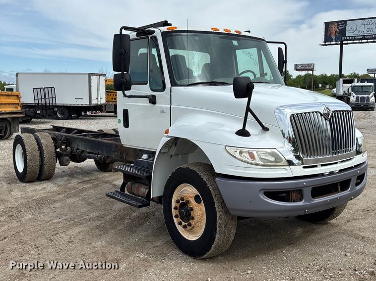 image for item FC5617 2010 International  DuraStar 4300 truck cab and chassis