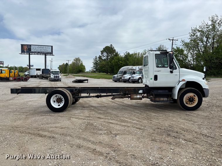 image for item FC5617 2010 International  DuraStar 4300 truck cab and chassis