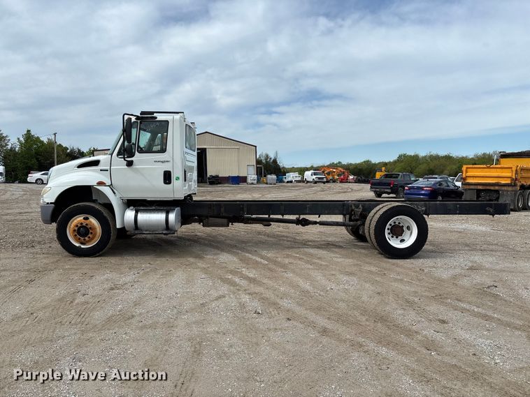 image for item FC5617 2010 International  DuraStar 4300 truck cab and chassis