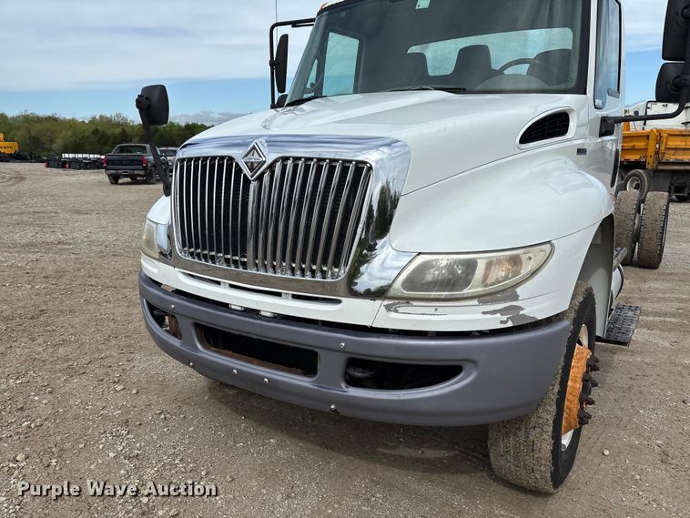 image for item FC5617 2010 International  DuraStar 4300 truck cab and chassis