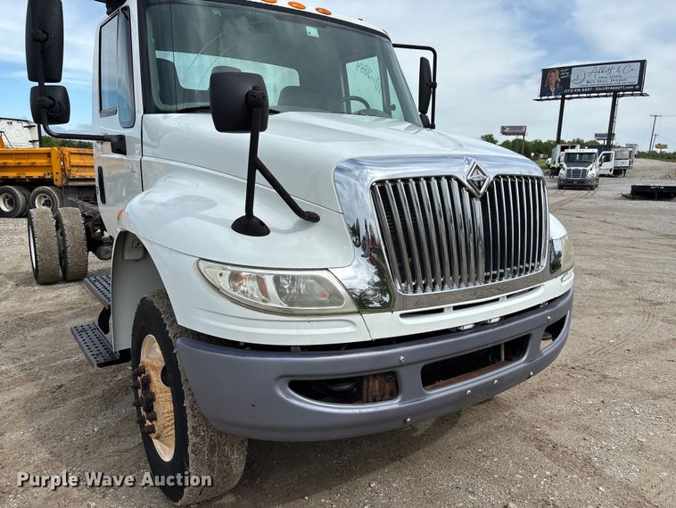 image for item FC5617 2010 International  DuraStar 4300 truck cab and chassis