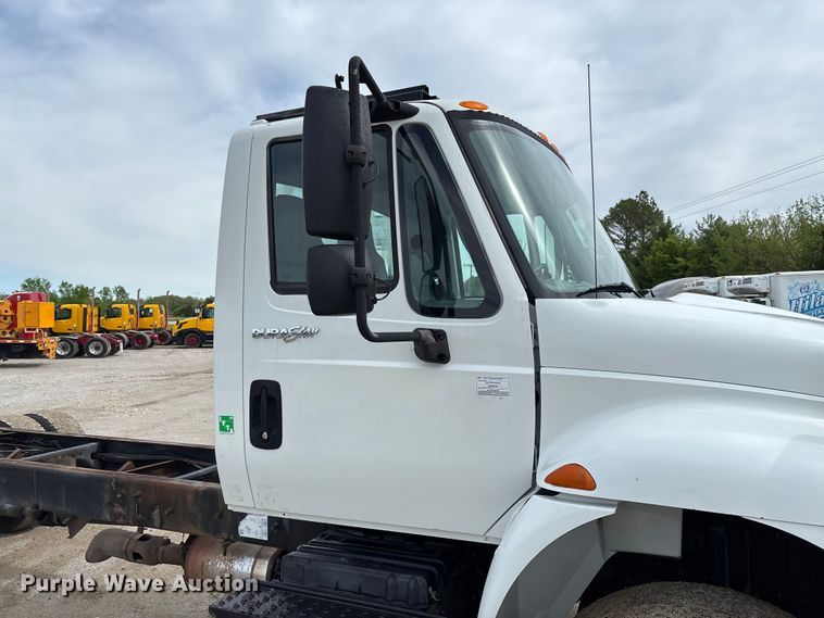 image for item FC5617 2010 International  DuraStar 4300 truck cab and chassis