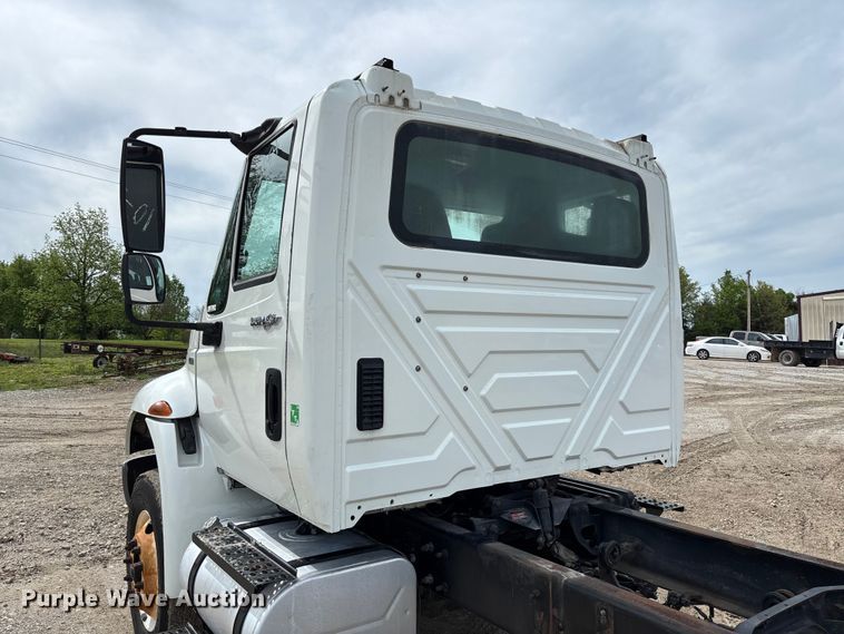 image for item FC5617 2010 International  DuraStar 4300 truck cab and chassis