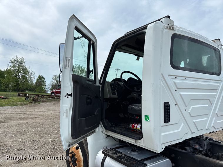 image for item FC5617 2010 International  DuraStar 4300 truck cab and chassis