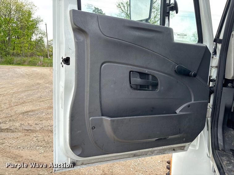 image for item FC5617 2010 International  DuraStar 4300 truck cab and chassis