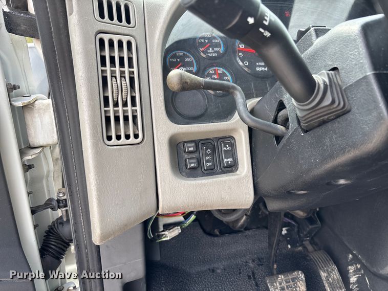 image for item FC5617 2010 International  DuraStar 4300 truck cab and chassis