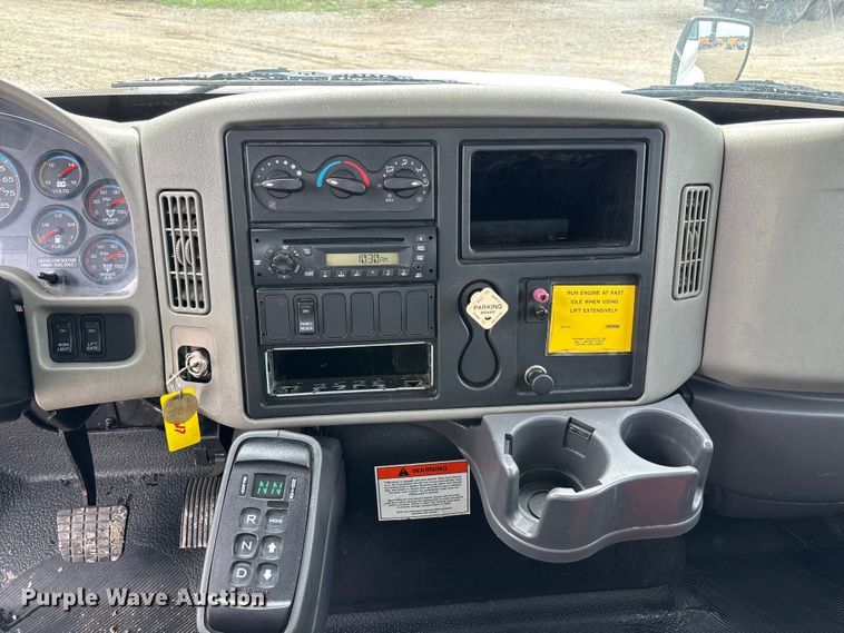 image for item FC5617 2010 International  DuraStar 4300 truck cab and chassis