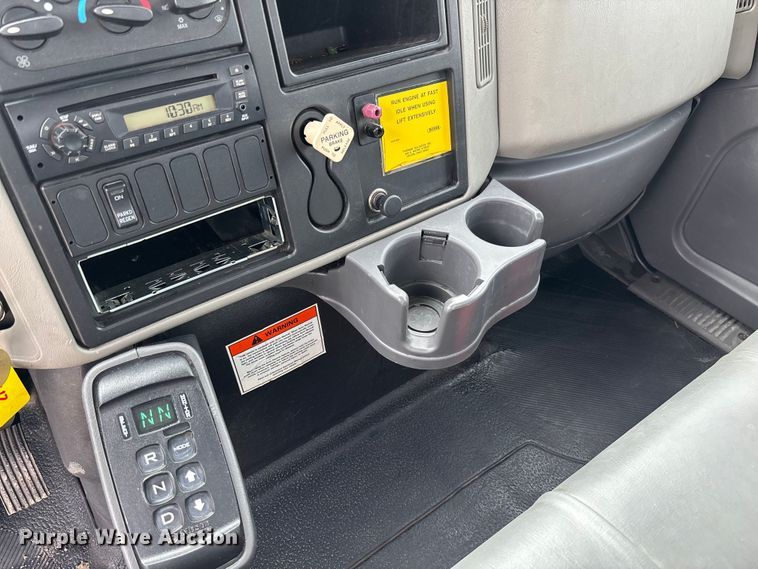 image for item FC5617 2010 International  DuraStar 4300 truck cab and chassis