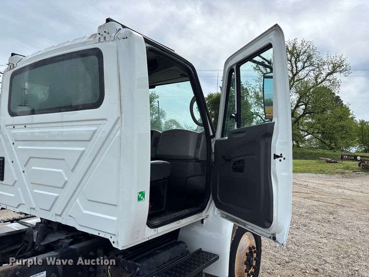 image for item FC5617 2010 International  DuraStar 4300 truck cab and chassis