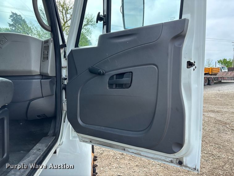 image for item FC5617 2010 International  DuraStar 4300 truck cab and chassis