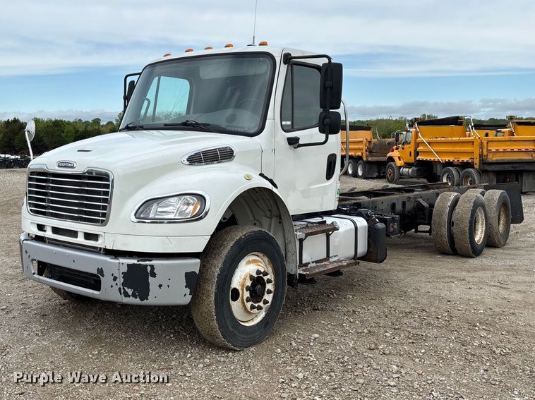 image for item FC5618 2013 Freightliner  Business Class M2 truck cab and chassis