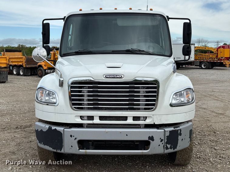 image for item FC5618 2013 Freightliner  Business Class M2 truck cab and chassis