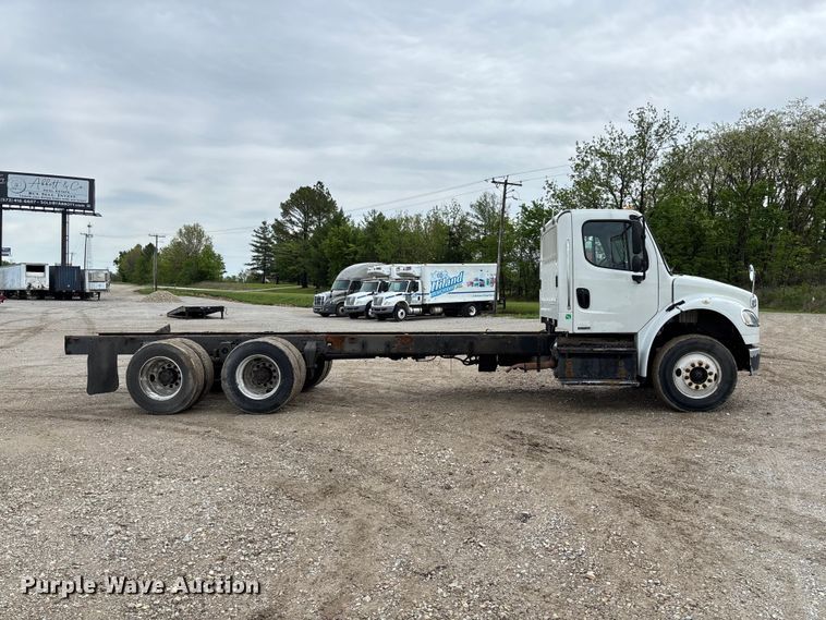 image for item FC5618 2013 Freightliner  Business Class M2 truck cab and chassis