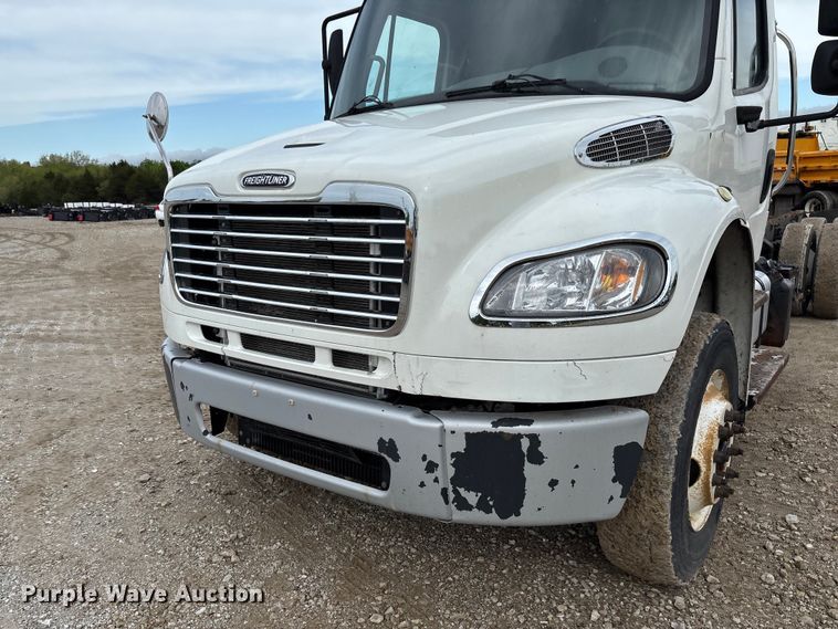 image for item FC5618 2013 Freightliner  Business Class M2 truck cab and chassis