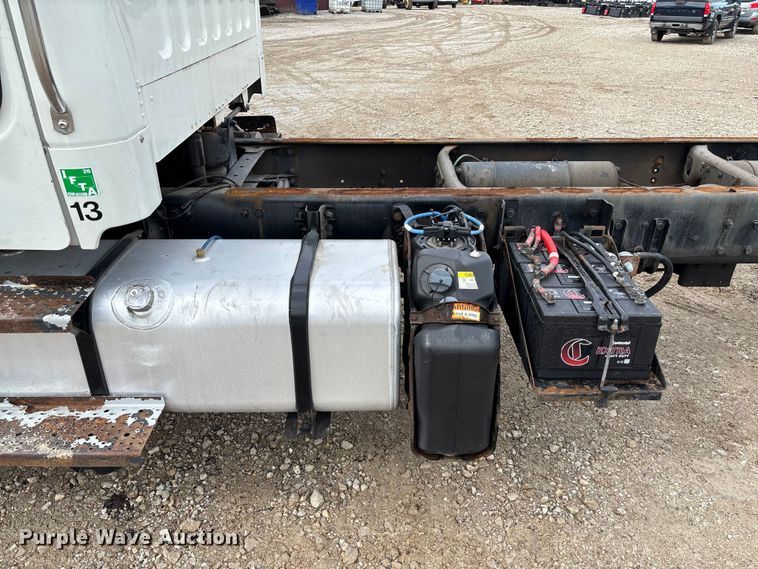 image for item FC5618 2013 Freightliner  Business Class M2 truck cab and chassis