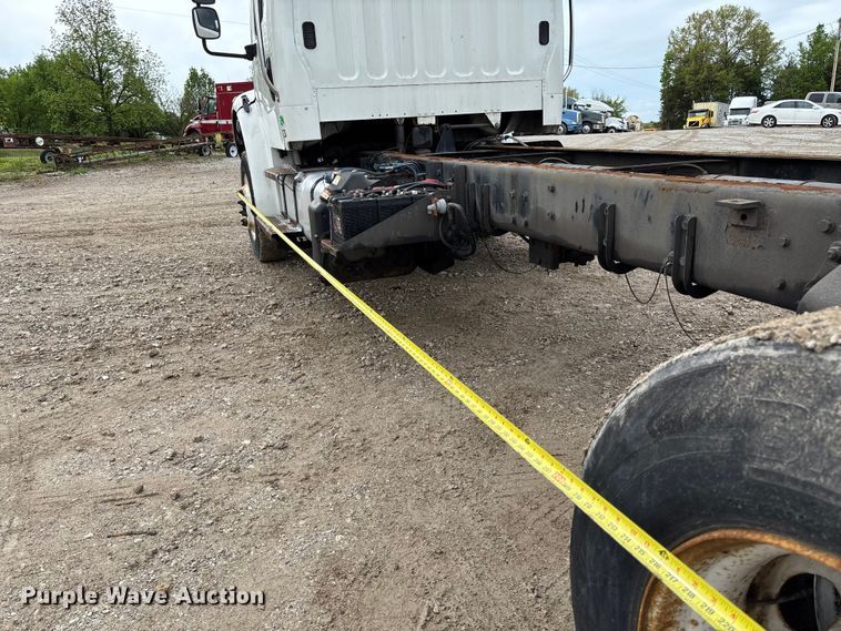 image for item FC5618 2013 Freightliner  Business Class M2 truck cab and chassis