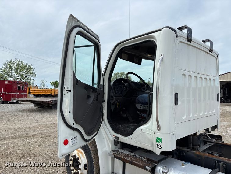 image for item FC5618 2013 Freightliner  Business Class M2 truck cab and chassis