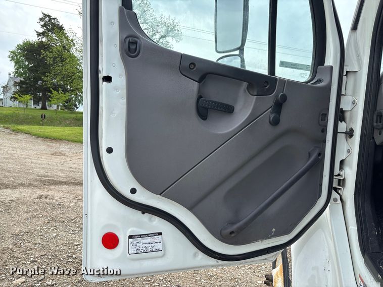 image for item FC5618 2013 Freightliner  Business Class M2 truck cab and chassis