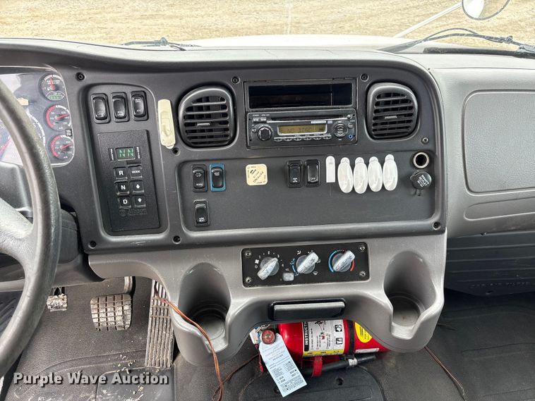 image for item FC5618 2013 Freightliner  Business Class M2 truck cab and chassis