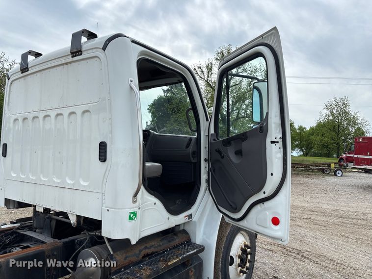 image for item FC5618 2013 Freightliner  Business Class M2 truck cab and chassis