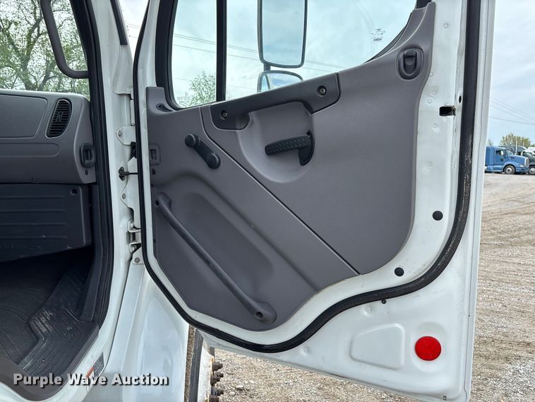 image for item FC5618 2013 Freightliner  Business Class M2 truck cab and chassis