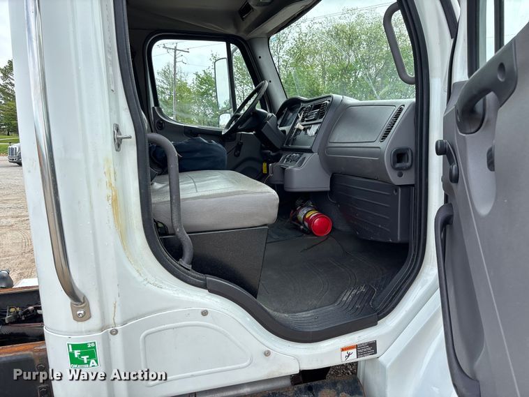 image for item FC5618 2013 Freightliner  Business Class M2 truck cab and chassis