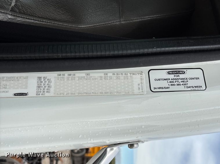 image for item FC5618 2013 Freightliner  Business Class M2 truck cab and chassis