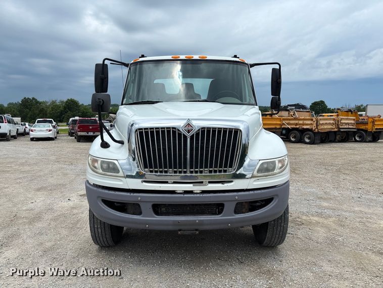 image for item FC5847 2011 International 4300 truck cab and chassis
