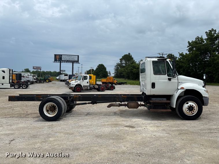 image for item FC5847 2011 International 4300 truck cab and chassis