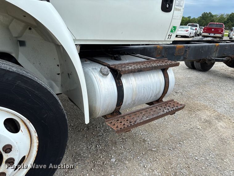image for item FC5847 2011 International 4300 truck cab and chassis